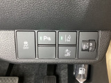 ハンドルの右側にはヘットライトリベライザーとHondaセンシング用のメインスイッチがついています。ヘッドライトリベライザーは道路状況や積荷の加重に応じてライトの高さを調節できます。