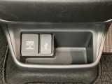 アクセサリーソケットはUSBのアダプターなどをつければ、スマホの充電にも使えます。横にはナビゲーション用の外部入力可能なUSB端子がついており、周辺には物が置けるボックスがついています。