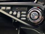 【オートエアコン】一度お好みの温度に設定すれば、車内の温度を検知し風量や温度を自動で調整。暑い&hellip;寒い&hellip;と何度もスイッチ操作をする必要はありません。快適な車内空間には必須の機能ですね♪