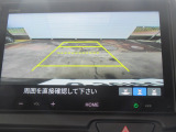 【リアカメラ】リバースに入れるだけで後方の映像が映ります。安全確認や、狭い駐車場での車庫入れ、雨の日や夜間など視界の悪い時に便利です。安全にバックする為には欠かせない装備です。
