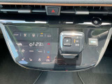 「オートエアコン」付き一年中快適な室内を提供!車内温度を設定すると、風量を自動で調節してくれます。さらに前席シートヒーター、ハンドルヒーターつき(^^)/