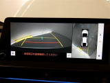 【パノラミックビュー】・・・車両の前後左右に搭載した4つのカメラにより、クルマを真上から見ているような映像を表示。運転席から確認しにくい車両周囲の状況を把握できます。