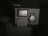 アクセサリーソケット&充電用USB端子です。マルチホルダー下に設置されています。マルチホルダー下部のスリットからケーブルを引き出せるので、セットしたまま充電等が可能です。