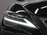 LEDヘッドランプにはアダプティブハイビームシステム「AHS」を採用。光検出カメラで車両検出をし、先行車や対向車に直接ハイビームを当てないように部分遮光します。