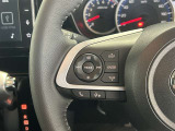 運転中、オーディオの操作をしてて、ハッとしたことはありませんか?ステアリングスイッチは、運転中でもハンドルでオーディオの操作が可能です。安全なドライブをサポートします。