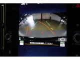 シフトをバックに入れれば、自動的に後方の映像がナビ画面に映し出されます。後方視界を確保するリヤビューカメラ。車庫入れ時などにとても便利です