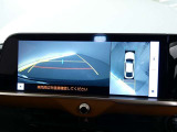 【全周囲モニター】車を上空から見下ろしたような映像をカーナビ画面に映し出し、車庫入れや縦列駐車をサポートしてくれます。