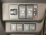 両側電動スライドドアは運転席から操作ができるよう、操作スイッチが付いています。Hondaセンシング用のVSA(ABS+TCS+横滑り抑制)解除と路外逸脱抑制機能などのスイッチがあります。
