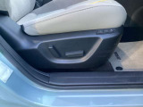 運転席はパワーシートで楽々調整!
