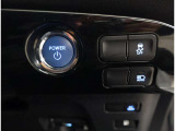 お車のキーはスマートキーです。キーを身につけた状態で車に近づき、ドアロックの解錠や施錠操作が出来ます。雨の日など両手がふさがっている時など、とっても便利ですね。