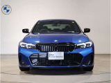 【BMWの伝統】BMWの特徴的な&ldquo;キドニーグリル&rdquo;は、80年以上続く伝統の形でございます。変わらないこだわりのデザインが、プレミアムブランド&ldquo;BMW&rdquo;を創り出します。