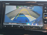 駐車時の安全確認をサポートするバックカメラも使用できます。インターナビで様々な情報を得ることもできます。