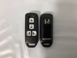 スマートキー付きですからドアロックの開閉およびエンジンスタートが楽々です。電動スライドドアの開け閉めもボタンで操作できます。スペアキーも同じものを用意しております。