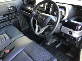 運転席助手席はベンチシートになっており、広々座れます☆