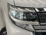 【LEDヘッドライト】悪天候や夜間走行時も良好な視界を確保し安心して運転できる高輝度LEDヘッドライトを装備!点灯速度が早く、消費電力も抑えられています。