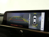 パノラミックビューモニター付きです。車両を上から見たような映像を画面に表示。運転席からの目視だけでは見にくい、車両周辺の状況をリアルタイムでしっかり確認できます。