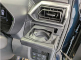 便利なカップホルダーを装備しています。 缶ジュースを開けて運転していると振動で倒れないかヒヤヒヤ、意外と置き場に困るもの。 意外に重要な装備ですね。