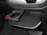 引き出して大きめトレイとして使用できる、運転席からも助手席からも自在に使えるドリンクホルダー付のトレイ。お菓子を置いたり、化粧ポーチを置いたり。ちょっとしたテーブル代わりに使えるトレイです。
