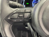 ステアリングスイッチ付きで、運転中に視線を前に向けたまま操作できます。