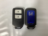 スマートキーを装備しています。鍵を差し込むことなくドアロックの開け閉めと、スタートボタン操作でのエンジンスタートができます。スペアキーも同じものを用意しております。