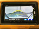 リバースギアに入れるだけで後方の表示へ切り替わります。夜間や雨の日の駐車も楽になりますよ。