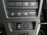 ハンズフリーオートスライドドアは、足先をスッと入れてサッと引くだけで自動開閉。両手に荷物を持っていても大丈夫!