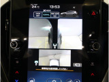 左右のサイドカメラ映像を同時に表示し、車両周囲の死角をしっかりカバー。狭い道や駐車時の接触リスクを減らし、安心して操作できる視界を確保します。