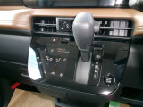 操作しやすいシフトレバーとタッチ式エアコンパネルで運転も楽々です。