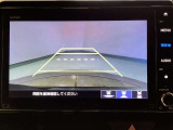 【バックカメラ】運転が苦手な方も車庫入れラクラクです!ギアをリバースに入れれば自動的に切り換わりますので、面倒な操作は不要です♪狭い駐車場もお車を傷つけず安心ですね!