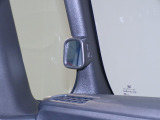停車時や発進時、対向車とのすれ違いや路肩に寄せるときなど、車両左側前方を確認するときに役立ちます。