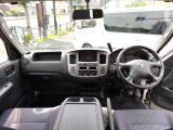 運転席側から助手席側に向けて見渡したインパネ全体の全景です。ダッシュボード上面のコンディションや、中央操作パネルの配置状態を画像より詳細にご確認ください。