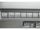 スマートキーや運転席のボタンを押すだけでリアゲートが自動で開閉します!荷物を持っている時や、高い位置にあるバックドアを閉める際に便利な機能です