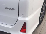 コーナーセンサーを車の前後に装備。障害物までの距離に応じて警告音を変えてお知らせ。縦列駐車時や駐車場・車庫などでの取り回しをサポートします。詳細は販売店スタッフまでおたずねください。