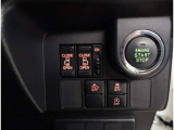 お車のキーはスマートキーです。キーを身につけた状態で車に近づき、ドアロックの解錠や施錠操作が出来ます。雨の日など両手がふさがっている時など、とっても便利ですね。