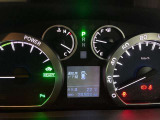 視認性に優れたメーターを採用しており、走行中でも車速や情報が分かりやすく表示されます。運転時の視線移動をむりのない範囲に抑え、快適で安心感のあるドライブをサポートします。