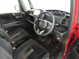 シンプルで使いやすいデザインの運転席です。
