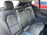 広々とした2列目シートは居住性が高く、居心地も快適!友達や家族とのお出かけにぴったりです。ベビーシートやチャイルドシート使用時も快適にお過ごしいただける十分な空間を確保しています。