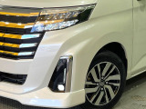 【LEDヘッドライト】悪天候や夜間走行時も良好な視界を確保し安心して運転できる高輝度LEDヘッドライトを装備!点灯速度が早く、消費電力も抑えられています。