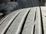 タイヤ溝はセンターで4.2mmです(新品約8mm)