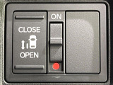 【パワースライドドア】スマートキーや運転席のスイッチでスライドドアの開閉が可能♪電動だから力を入れてドアを開ける必要が無く、小さいお子様でも、重い荷物を持っている時もラクに開け閉めできます♪