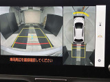 バックカメラの他に上から見下ろしたような画像が見れるアラウンド(全方位)モニター。前後左右を把握できる、すごい機能が装備されています!