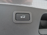 ボタン1つで自動開閉するパワーテールゲート搭載!ドアを上げ下げすることなく楽々開閉。開ききった状態の高さも任意の位置で設定できるので、普段お使いの車庫などでもぶつける心配はありません♪
