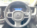 【ステアリングスイッチ】運転中、前方から目線をそらさずにオーディオ等の操作ができるよう、適切に配置されたスイッチ類。安心&快適なドライブを演出してくれる便利な機能です。
