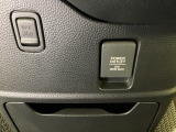 アクセサリーソケットはUSBのアダプターなどをつければ、スマホの充電にも使えます。周辺には物が置けるボックスがついています。