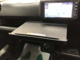 車内での仕事や食事の際に便利なインパネテーブル!A4サイズのノートパソコンやお弁当などが置けます。最大重量10kgのものまで置くことができます。