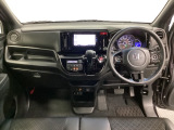 車内は光触媒抗菌消臭施工済です。スタイリッシュなデザインでスポーティなインパネ周りを演出します。グローブボックスやカップホルダーのほかにトレーなどたくさんの収納スペースが付いています。