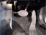 【ペダル】MINIはオルガン式アクセルペダルを採用しています。踏み込む足とペダルが同じ軌跡を描くため、かかとがずれにくく、アクセルコントロールがよりしやすくなるメリットがあります。