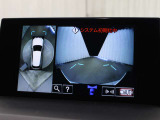 上から車両を見下ろしたような映像をナビゲーション画面に表示するパノラミックビューモニターを搭載しています。