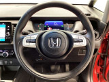 運転にかかわる様々な操作を安全に行えるように視点移動が少なく操作性に配慮されたスイッチ類が凝縮されたコクピットです。