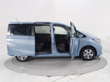 Honda独自のセンタータンクレイアウト、低床設計で床が低くドアも大きく開きますので、女性やお子様、ご年配の方にも一段と乗り降りがしやすくなっています。